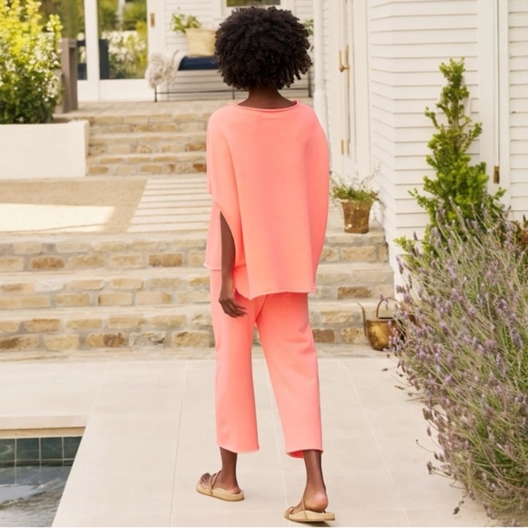 Frank & Eileen GREECE TRAVEL SET
Olive Capelet & Catherine Sweatpants,
$269$400 - Picture 3 of 4